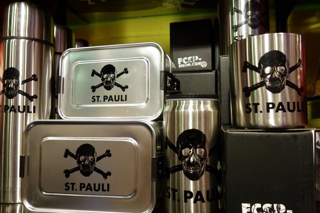 St. Pauli Thermoflasche Brotdose Tasse in Silber in Berlin kaufen